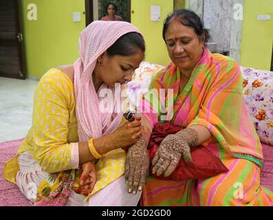 Beawar, Rajasthan, Inde, 10 août 2019: Une femme indienne Get heena a appliqué sur ses mains à l'occasion du festival Sinjar avant Sawan Teej à Beawar. Crédit : Sumit Saraswat/Alay Live News Banque D'Images