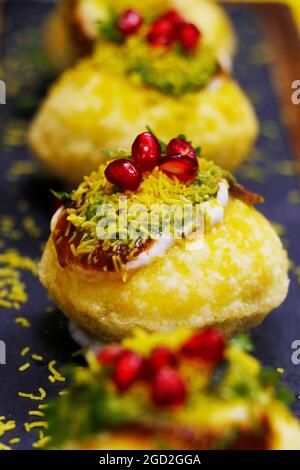 Dahi Batata Puri aux graines de grenade, cuisine indienne de chat de rue Banque D'Images