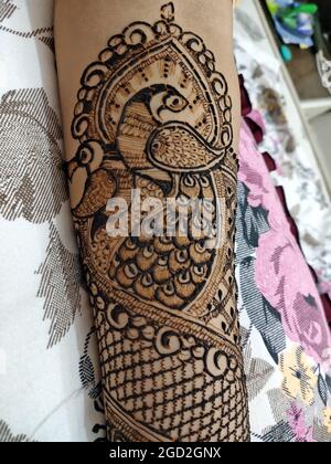 Beawar, Rajasthan, Inde, 10 août 2019: Une femme indienne obtient heena a appliqué sur sa main à l'occasion du festival Sinjar avant Sawan Teej à Beawar. Crédit : Sumit Saraswat/Alay Live News Banque D'Images
