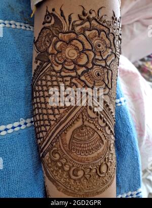 Beawar, Rajasthan, Inde, 10 août 2019: Une femme indienne obtient heena a appliqué sur sa main à l'occasion du festival Sinjar avant Sawan Teej à Beawar. Crédit : Sumit Saraswat/Alay Live News Banque D'Images
