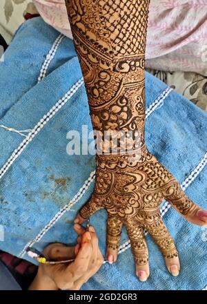 Beawar, Rajasthan, Inde, 10 août 2019: Une femme indienne obtient heena a appliqué sur sa main à l'occasion du festival Sinjar avant Sawan Teej à Beawar. Crédit : Sumit Saraswat/Alay Live News Banque D'Images