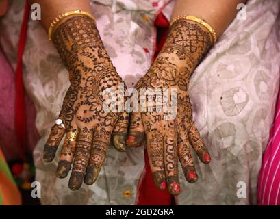 Beawar, Rajasthan, Inde, 10 août 2019: Une femme indienne Get heena a appliqué sur ses mains à l'occasion du festival Sinjar avant Sawan Teej à Beawar. Crédit : Sumit Saraswat/Alay Live News Banque D'Images