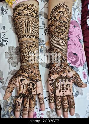 Beawar, Rajasthan, Inde, 10 août 2019: Une femme indienne Get heena a appliqué sur ses mains à l'occasion du festival Sinjar avant Sawan Teej à Beawar. Crédit : Sumit Saraswat/Alay Live News Banque D'Images