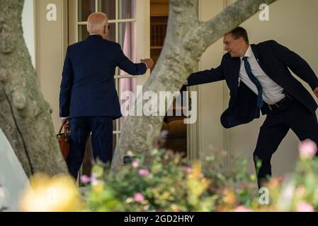 Washington DC. 10 août 2021. Le président des États-Unis Joe Biden se rend au bureau ovale à son retour de Wilmington, Delaware, le 10 août 2021 à Washington DC. Crédit: Ken Cedeno/Pool via CNP/dpa/Alay Live News Banque D'Images