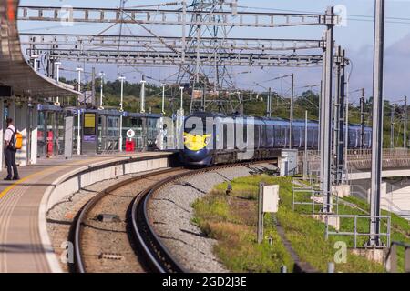 Un train à grande vitesse Southeastern Railway arrive un matin ensoleillé à la gare Ebbsfleet International de Kent, au Royaume-Uni. Banque D'Images