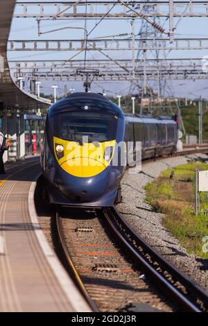 Un train à grande vitesse Southeastern Railway arrive un matin ensoleillé à la gare Ebbsfleet International de Kent, au Royaume-Uni. Banque D'Images