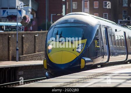 Un train à grande vitesse du sud-est arrive à une gare de la vallée de Medway, le matin ensoleillé de l'été, à Kent, au Royaume-Uni. Banque D'Images