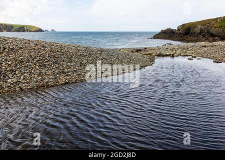 Source d'eau douce et banque de galets Aber Bach Pembrokeshire pays de Galles Banque D'Images