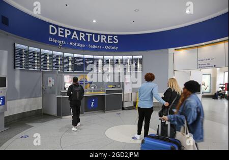 Hall d'entrée récemment rénové à la gare routière de Victoria, Londres, Royaume-Uni. Affiche le tableau électronique des départs et le bureau d'information. Banque D'Images