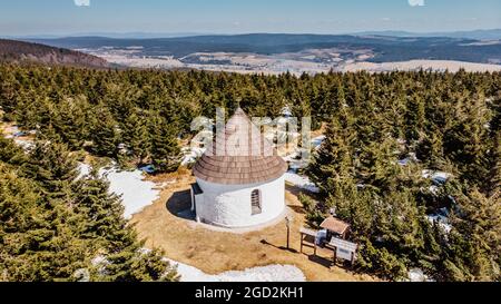 Vue aérienne de la chapelle baroque de la Visitation de la Vierge Marie, Chapelle Kunstat située dans la forêt des montagnes Eagle, République Tchèque. Étage circulaire Banque D'Images