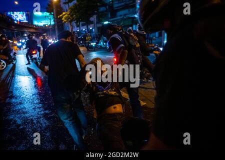 Bangkok, Thaïlande. 10 août 2021. Des milliers de citoyens thaïlandais se sont rassemblés dans le centre de Bangkok pour participer à une manifestation mobile sur les voitures, se réunissant dans toute la ville pour poursuivre leur campagne de protestation en faveur de la démocratie. La manifestation a été menée par le groupe d'activistes du Front Uni de Thammasart et de démonstration. Après le début de la manifestation principale, plusieurs groupes de jeunes manifestants sont restés et se sont engagés auprès de la police anti-émeute dans des combats de rue qui se sont produits pendant plusieurs heures et ont vu la police utiliser des gaz lacrymogènes, des balles en caoutchouc et des canons à eau contre des manifestants brandissant des cocktails molotov, des rochers, un Banque D'Images