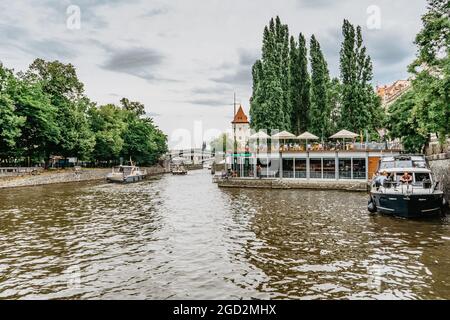 Prague, République Tchèque-août 4,2021.Jazz Dock Music club sur la Vltava, bateaux touristiques.concerts,spectacles,musique live,atmosphère d'été détendue Banque D'Images