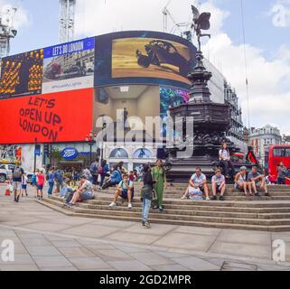 Londres, Royaume-Uni. 10 août 2021. Visiteurs de Piccadilly Circus. Les monuments de Londres ont été à nouveau occupés, alors que les touristes retournent dans la capitale après le relâchement des restrictions du coronavirus et des règles de quarantaine en Angleterre au cours des dernières semaines. (Crédit : Vuk Valcic / Alamy Live News) Banque D'Images