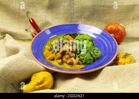 Curry avec poulet à la mangue et lentilles noires Banque D'Images