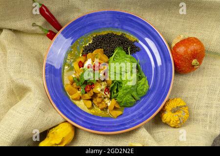 Vue de dessus du curry avec poulet à la mangue et lentilles noires Banque D'Images