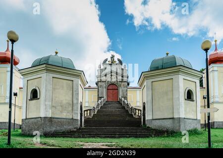 Montagne de la Sainte-mère avec monastère baroque Hedec et escalier en Bohême de l'est, République tchèque.célèbre lieu de pèlerinage.fond religieux Banque D'Images