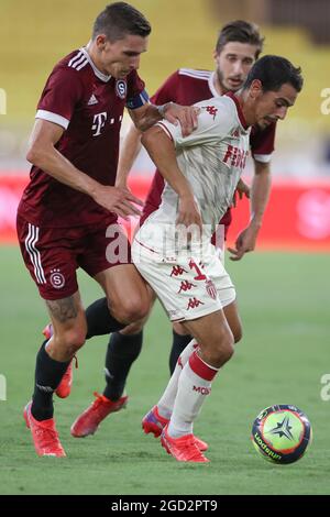 Monaco, Monaco, le 10 août 2021. Wissam Ben Yedder d'AS Monaco vous protège du ballon de David Pavelka et de Matej PulkrabÊof Sparta Prague lors du match de la Ligue des champions de l'UEFA au Stade Louis II, Monaco. Le crédit photo devrait se lire: Jonathan Moscrop / Sportimage Banque D'Images