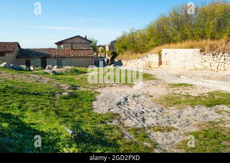 Maison en pierre sur la colline dans la ville grotte de Chufut-Kale. La ville médiévale de Chufut Kale. La péninsule de Crimée, Bakhchisarai. Banque D'Images