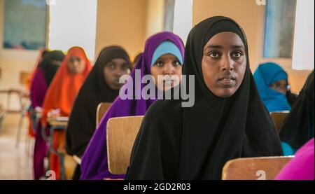 Les femmes musulmanes écoutent attentivement lors d'un cours de formation des enseignants à Mogadishu ou Garowe voa, l'Initiative pour les jeunes apprenants (SYLI) ca. 16 juin 2015 Banque D'Images