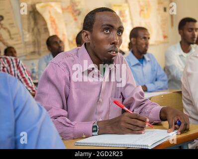 Un homme écoute attentivement lors d'une session de formation des enseignants à Mogadiscio ou Garowe via 'l'Initiative des jeunes apprenants de Somali (SYLI)' ca. 11 juin 2015 Banque D'Images
