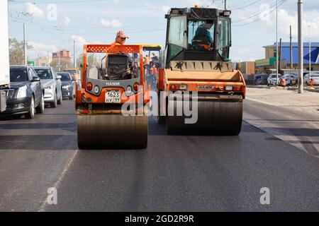 Tula, Russie - 16 mai 2021 : processus d'asphaltage, deux rouleaux à vapeur de route pendant les travaux de construction de routes, travaillant sur le nouveau site de construction de routes, Banque D'Images