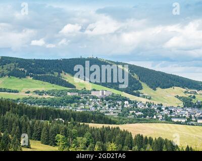 Oberwiesenthal dans les montagnes Erzgebirge avec le pic de Fichtelberg en arrière-plan. Chaude journée d'été dans les montagnes d'Ore Banque D'Images
