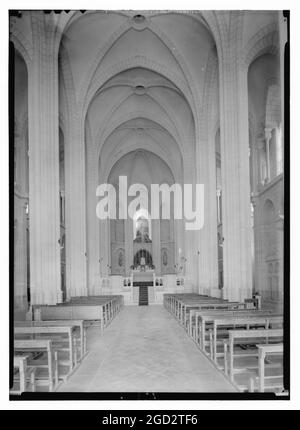 Église française et orphelinat de Jésus adolescent à Nazareth. Intérieur de la basilique, l'allée centrale de la nef environ entre 1940 et 1946 Banque D'Images