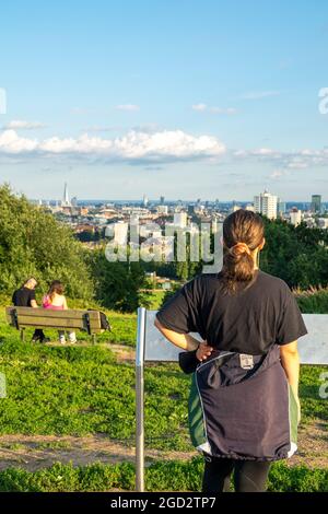 Londres, le 10th août 2021. Météo au Royaume-Uni : un coucher de soleil clair et chaleureux sur Londres avec des jeunes qui se rassemblent sur la colline du Parlement, Hampstead Heath, au coucher du soleil le jour d'Un niveau, donne lieu à 2021. Banque D'Images