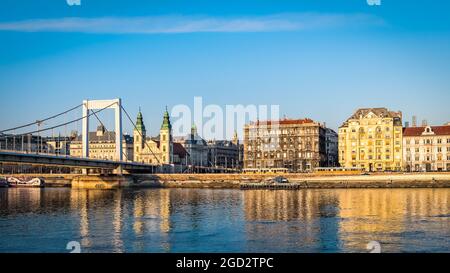 Budapest, Hongrie, mars 2020, vue du pont Elisabeth vers la rive Pest, au bord du Danube Banque D'Images