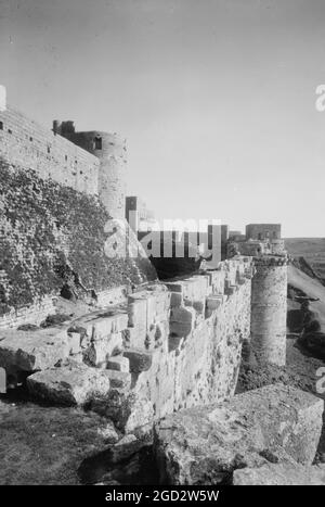 Krak de Chevaliers (Kala't el-Husn), la paroi extérieure et intérieure ca. 1920 Banque D'Images