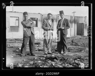 Jacob Simon à Lydda, tenant un carnet de notes, interviewant le consul éthiopien ca. Entre 1934 et 1939 Banque D'Images