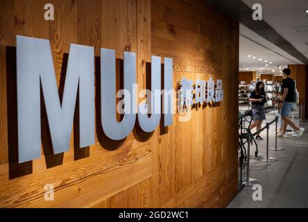 Hong Kong, Chine. 07e août 2021. La société japonaise de vente au détail de vêtements et de ménage Muji a vu à Hong Kong. Crédit : SOPA Images Limited/Alamy Live News Banque D'Images