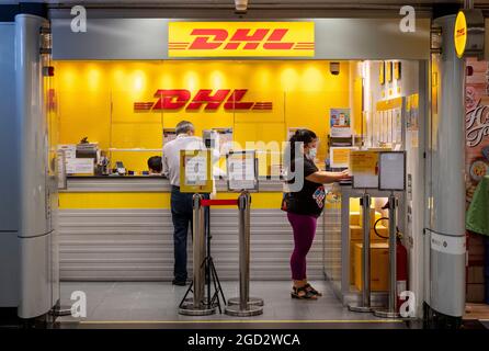 Hong Kong, Chine. 10 août 2021. Les clients sont vus dans la boutique DHL de la société allemande de courrier express à Hong Kong. Crédit : SOPA Images Limited/Alamy Live News Banque D'Images