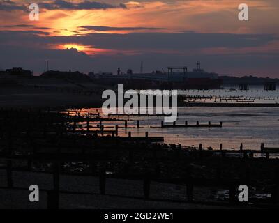 Sheerness, Kent, Royaume-Uni. 10 août 2021. Météo au Royaume-Uni : coucher de soleil à Sheerness, Kent à la fin d'une journée chaude. Crédit : James Bell/Alay Live News Banque D'Images