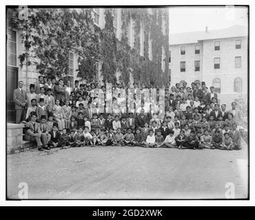 Portrait de groupe d'étudiants et d'enseignants à l'Université américaine de Beyrouth Liban environ entre 1898 et 1914 Banque D'Images