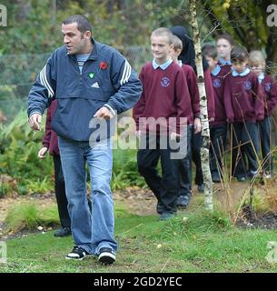 BLUE PETER GARDENER CHRIS COLLINS AVEC LES ÉLÈVES DE BORDON JUNIOR SCHOOL DANS LE JARDIN DE LECTURE. PIC MIKE WALKER 2008 Banque D'Images