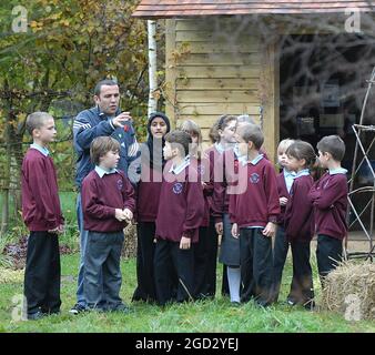 BLUE PETER GARDENER CHRIS COLLINS AVEC LES ÉLÈVES DE BORDON JUNIOR SCHOOL DANS LE JARDIN DE LECTURE. PIC MIKE WALKER 2008 Banque D'Images