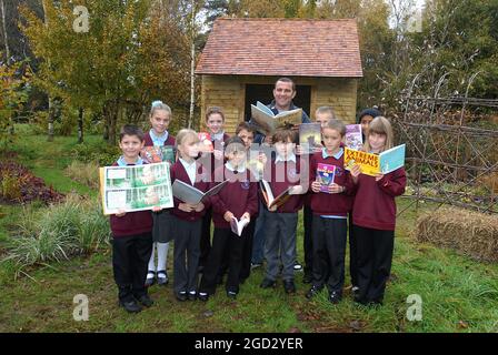 BLUE PETER GARDENER CHRIS COLLINS AVEC LES ÉLÈVES DE BORDON JUNIOR SCHOOL DANS LE JARDIN DE LECTURE. PIC MIKE WALKER 2008 Banque D'Images