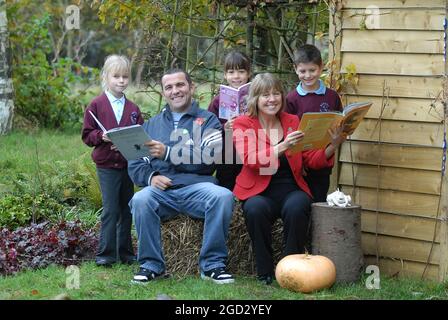 BLUE PETER LE JARDINIER CHRIS COLLINS ET LA DIRECTRICE D'ÉCOLE MICHELE FROST AVEC LES ÉLÈVES DE BORDON JUNIOR SCHOOL DANS LE JARDIN DE LECTURE. PIC MIKE WALKER 2008 Banque D'Images