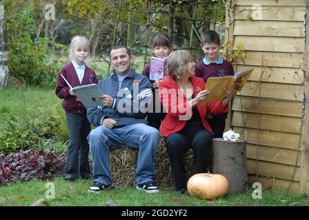 BLUE PETER LE JARDINIER CHRIS COLLINS ET LA DIRECTRICE D'ÉCOLE MICHELE FROST AVEC LES ÉLÈVES DE BORDON JUNIOR SCHOOL DANS LE JARDIN DE LECTURE. PIC MIKE WALKER 2008 Banque D'Images