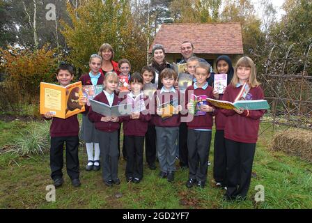 BLUE PETER GARDENER CHRIS COLLINS, DIRECTEUR D'ÉCOLE MICHELE FROST ET CONCEPTEUR DE JARDIN SALLY COURT AVEC LES ÉLÈVES DE BORDON JUNIOR SCHOOL DANS LE JARDIN DE LECTURE. PIC MIKE WALKER 2008 Banque D'Images