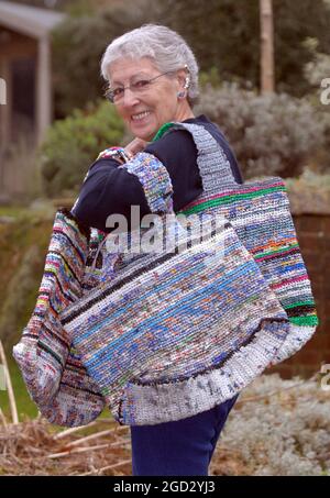 SUZY RILEY DE EAST GRINSTEAD DANS WEST SUSSEX AVEC LES SACS DE DESIGNER QU'ELLE FABRIQUE À PARTIR DE SACS DE TRANSPORT DE SUPERMARCHÉ EN PLASTIQUE ANCIENS PIC MIKE WALKER, 2008 Banque D'Images