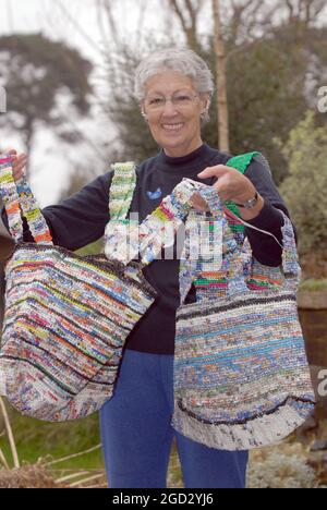 SUZY RILEY DE EAST GRINSTEAD DANS WEST SUSSEX AVEC LES SACS DE DESIGNER QU'ELLE FABRIQUE À PARTIR DE SACS DE TRANSPORT DE SUPERMARCHÉ EN PLASTIQUE ANCIENS PIC MIKE WALKER, 2008 Banque D'Images