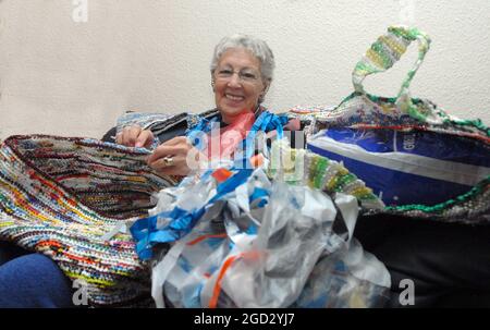 SUZY RILEY DE EAST GRINSTEAD DANS WEST SUSSEX FABRICATION DES SACS DE DESIGNER S DE SACS DE TRANSPORT DE SUPERMARCHÉ EN PLASTIQUE ANCIENS PIC MIKE WALKER, 2008 Banque D'Images