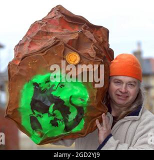 Le Beachcomber Tony Trowbridge a trouvé un tambour à huile couvert de graffitis tout en chalurant pour le bois flotté – et a trouvé des œuvres d'art de l'artiste renommé Banksy frawled dessus. L'artiste Tony ramasse régulièrement du bois lavé sur la plage de Yaverland, l'île de Wight, pour faire des sculptures. Tony, 44 ans, a reconnu le graffiti distinctif d'un rat sur le tambour rouillé dès qu'il l'a vu. Pic Mike Walker, 2008 Banque D'Images