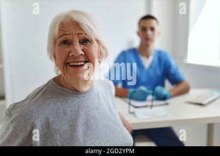 vieille femme gaie à l'hôpital recevant une consultation de communication avec un médecin Banque D'Images