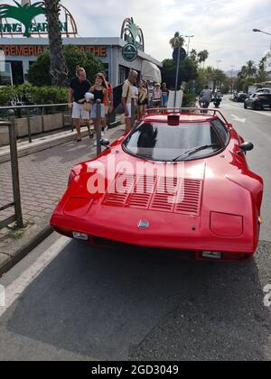 San Remo, Italie - 8 août 2021: Red Lancia Stratos HF Rally voiture de sport italienne garée dans la rue de San Remo en Italie, Europe. Vue rapprochée avant Banque D'Images