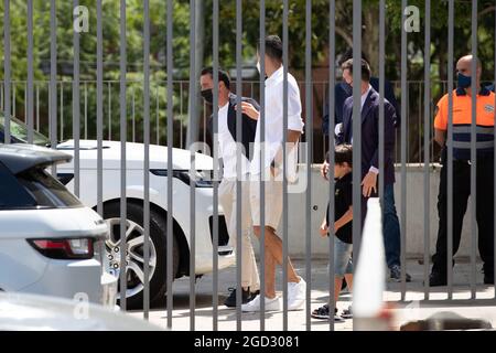 Xavi Hernandez et Sergio Busquets arrivent à la conférence de presse d'adieu de Lionel Messi à Auditori 1899 au stade Camp Nou à Barcelone, en Espagne. (Crédit : David Ramirez) Banque D'Images