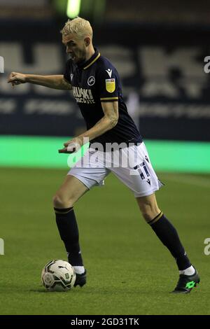 Londres, Royaume-Uni. 10 août 2021. Scott Malone de Millwall en action pendant le match. Carabao Cup 1er tour match, Millwall v Portsmouth au Den à Londres le mardi 10 août 2021. Cette image ne peut être utilisée qu'à des fins éditoriales. Utilisation éditoriale uniquement, licence requise pour une utilisation commerciale. Aucune utilisation dans les Paris, les jeux ou les publications d'un seul club/ligue/joueur. photo par Steffan Bowen/Andrew Orchard sports photographie/Alay Live news crédit: Andrew Orchard sports photographie/Alay Live News Banque D'Images