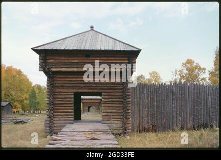 le fort de Kazinskii (début du XVIIe siècle), situé au milieu de la rivière OB, a été partiellement remonté au musée d'architecture et d'histoire à Akademgorodok, en Russie; 1999 Banque D'Images